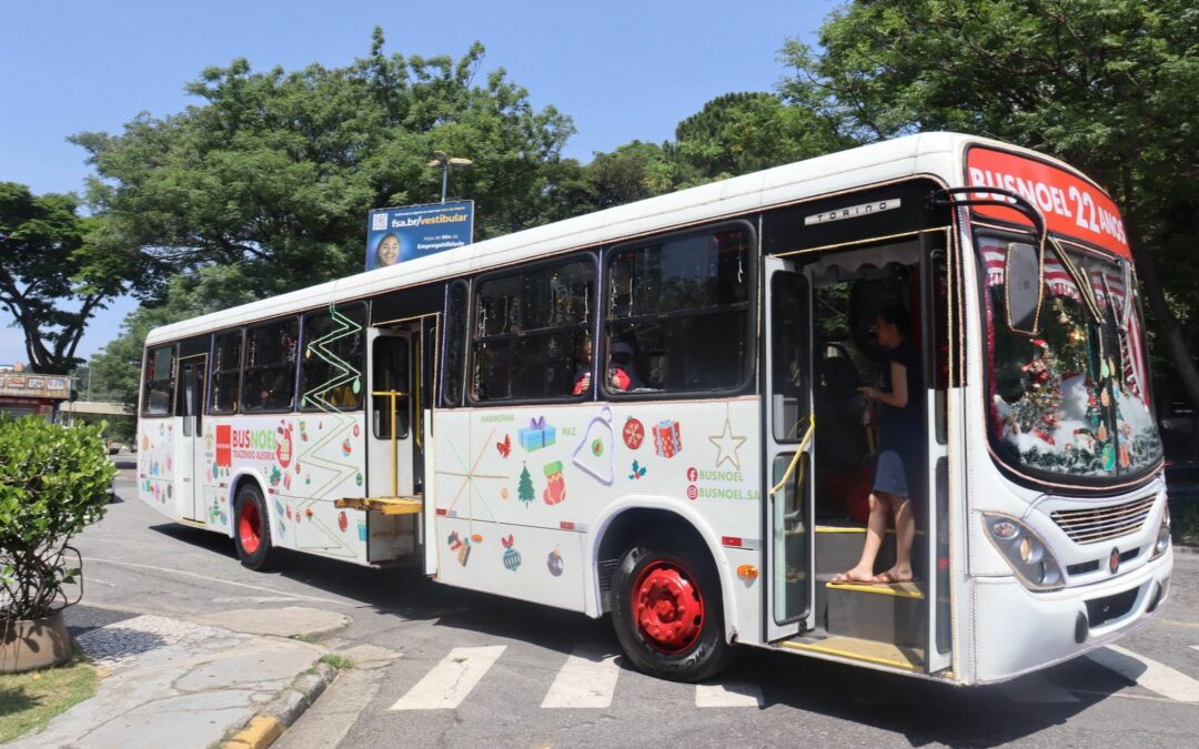 Crianças passeiam no Bus Noel